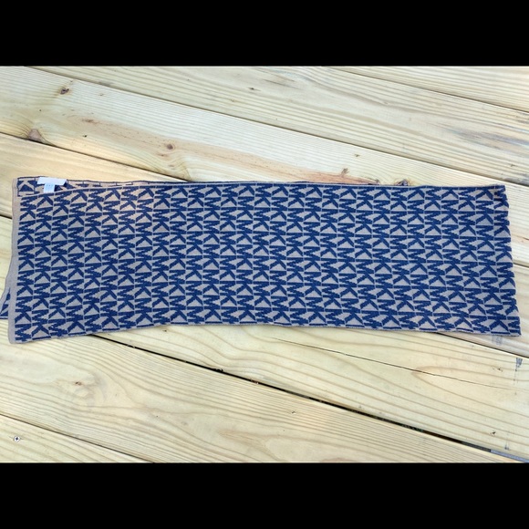 Michael Kors scarf - Picture 2 of 2
